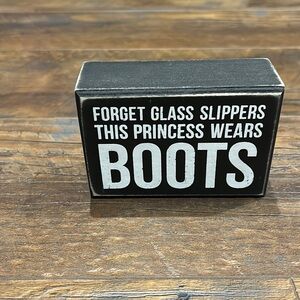 Decorative box/sign.